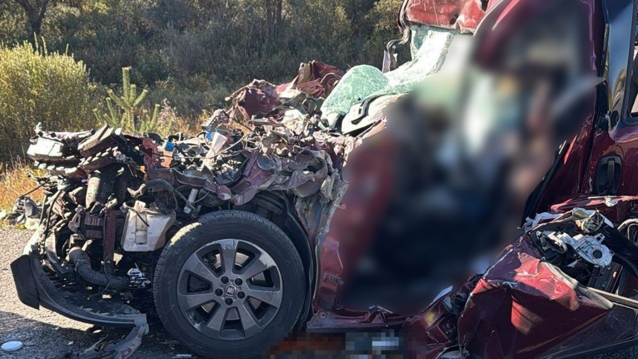 Erzincan’da Fiat marka otomobil tıra çarptı: 3 ölü, 2 ağır yaralı