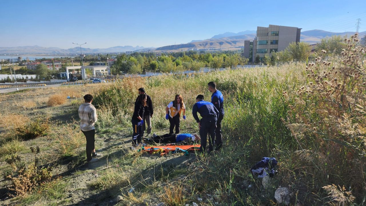 Van’da otomobil kontrolden çıktı: 3 yaralı - Sayfa 2