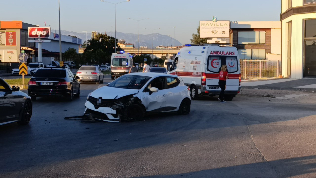 Otomobil refüje çıkıp trafik ışıklarına çarptı: 2 yaralı