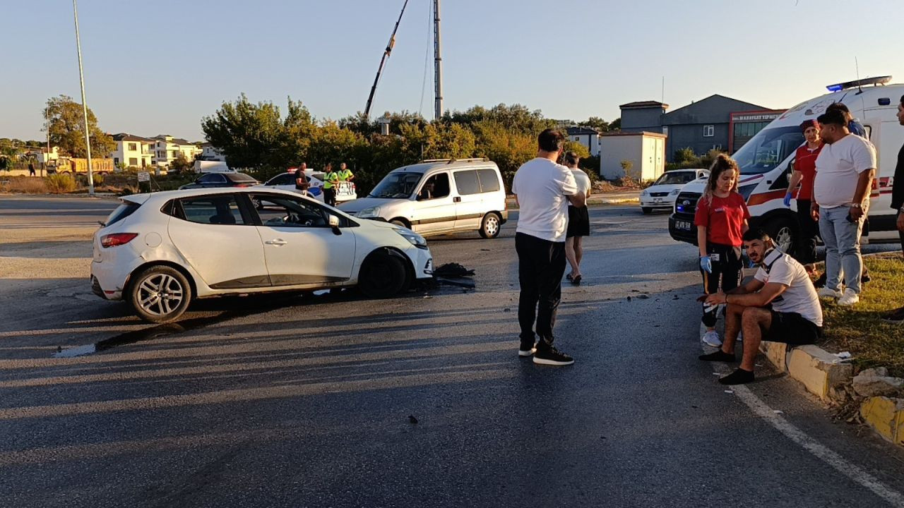 Otomobil refüje çıkıp trafik ışıklarına çarptı: 2 yaralı - Sayfa 4