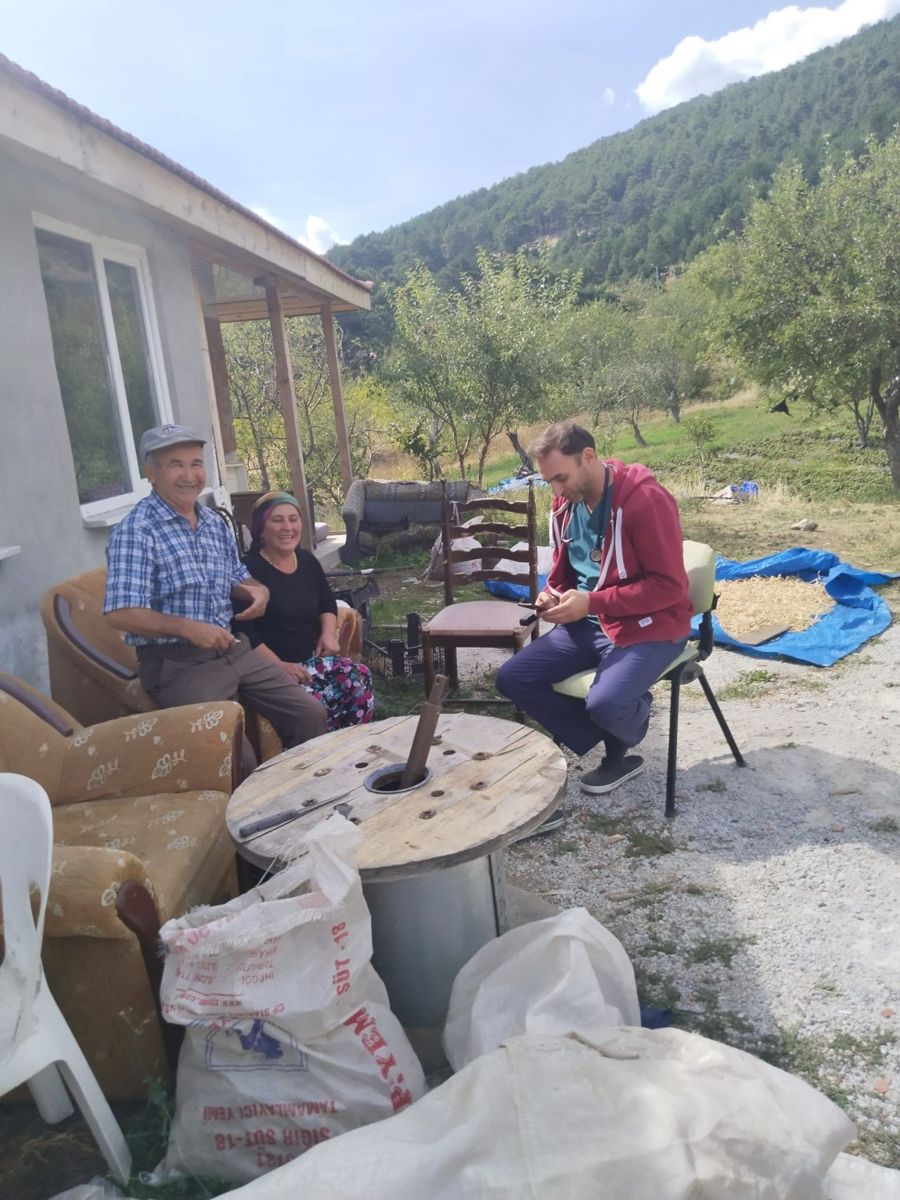 Doktor, Hastalarının Ayağına Gidiyor: Tarlada Muayene Keyfi - Sayfa 4