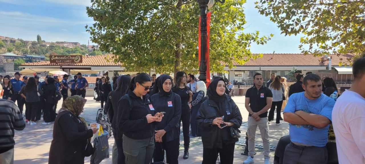 Ankara'da şehit polis memuru Şeyda Yılmaz'ın devre arkadaşları lokma dağıttı - Sayfa 3