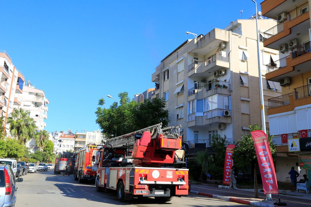 Antalya'da Dairede Çıkan Yangın Sakinleri Sokağa Döktü - Sayfa 3