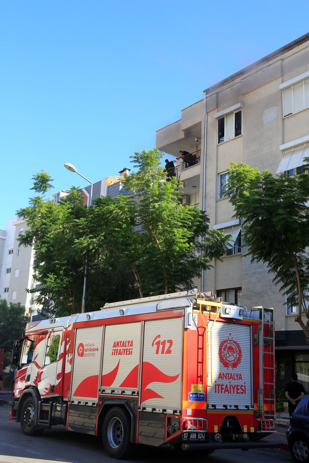 Antalya'da Dairede Çıkan Yangın Sakinleri Sokağa Döktü - Sayfa 4