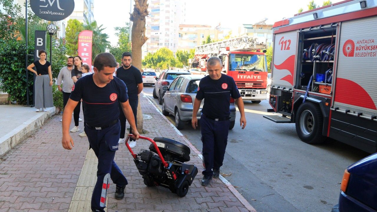 Antalya'da Dairede Çıkan Yangın Sakinleri Sokağa Döktü