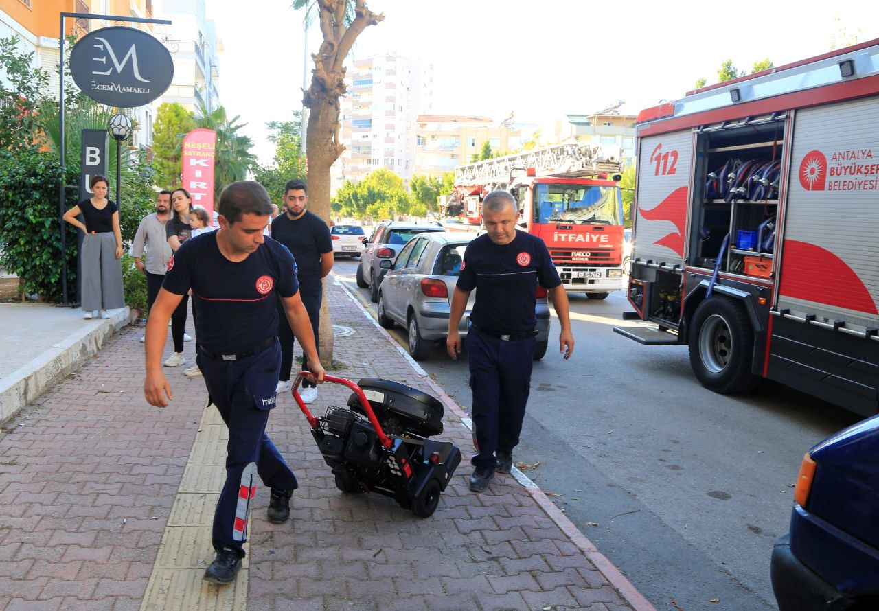 Antalya'da Dairede Çıkan Yangın Sakinleri Sokağa Döktü - Sayfa 1