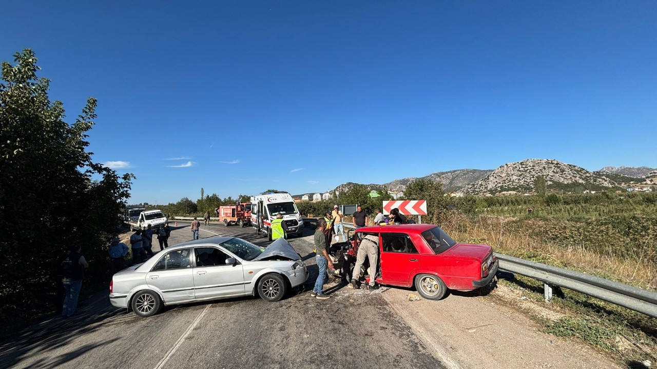 Isparta'da otomobiller kafa kafaya çarpıştı: 2 yaralı