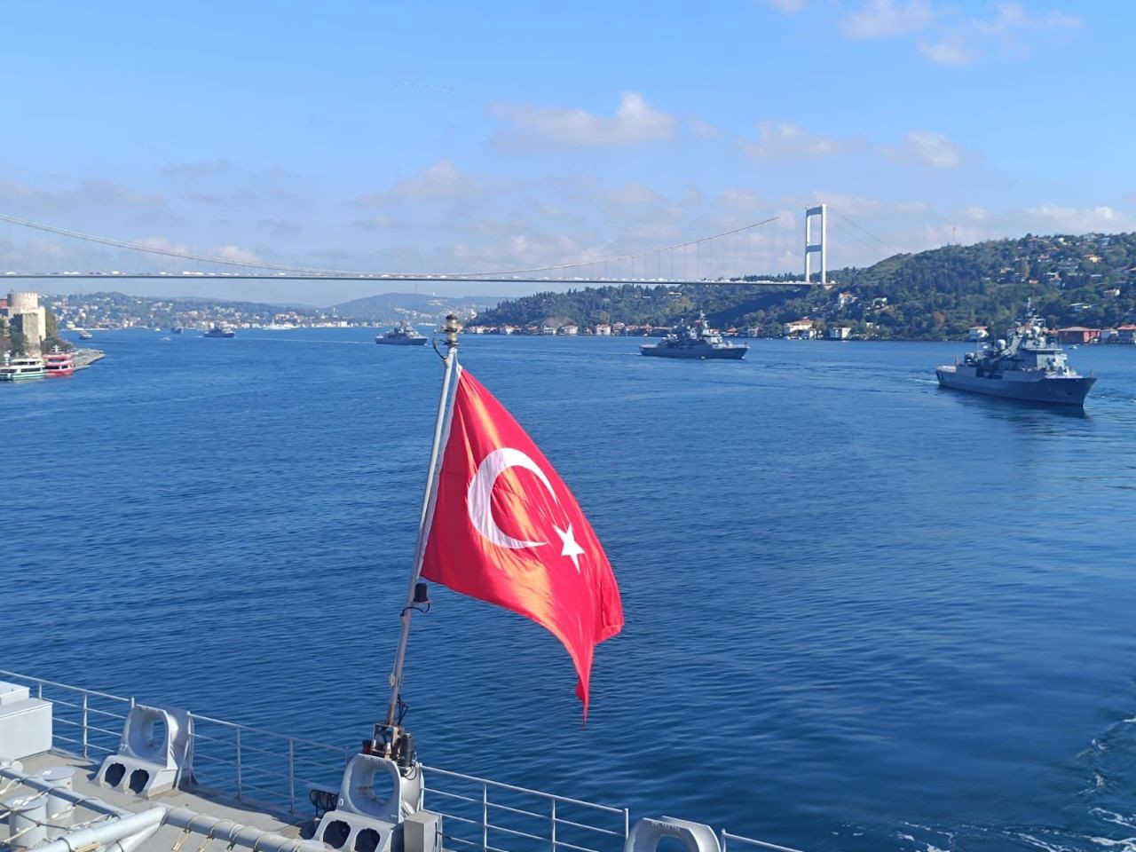 TCG Anadolu ile birlikte 15 savaş gemisi İstanbul Boğazı’ndan geçti - Sayfa 1