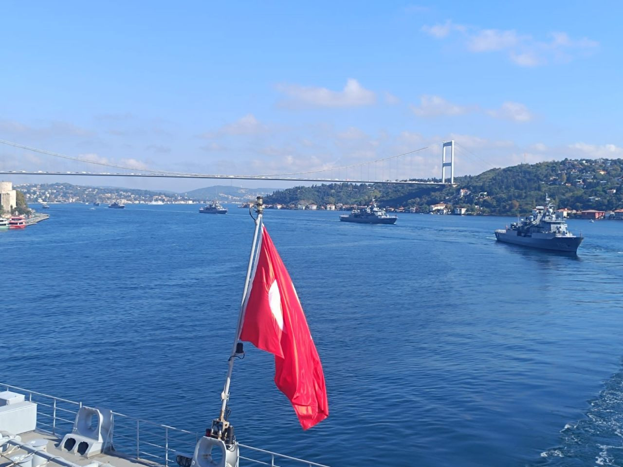 TCG Anadolu ile birlikte 15 savaş gemisi İstanbul Boğazı’ndan geçti - Sayfa 4