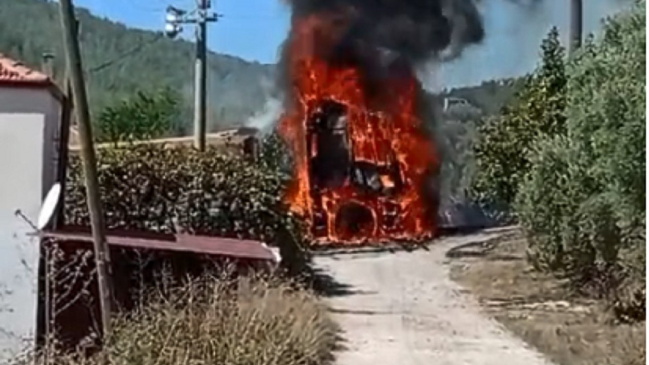 Hafriyat yüklü kamyon alevlere teslim oldu