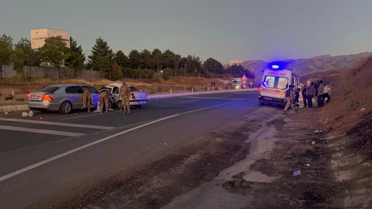 Elazığ'da İki Otomobil Çarpıştı: 8 Kişi Yaralandı - Sayfa 1