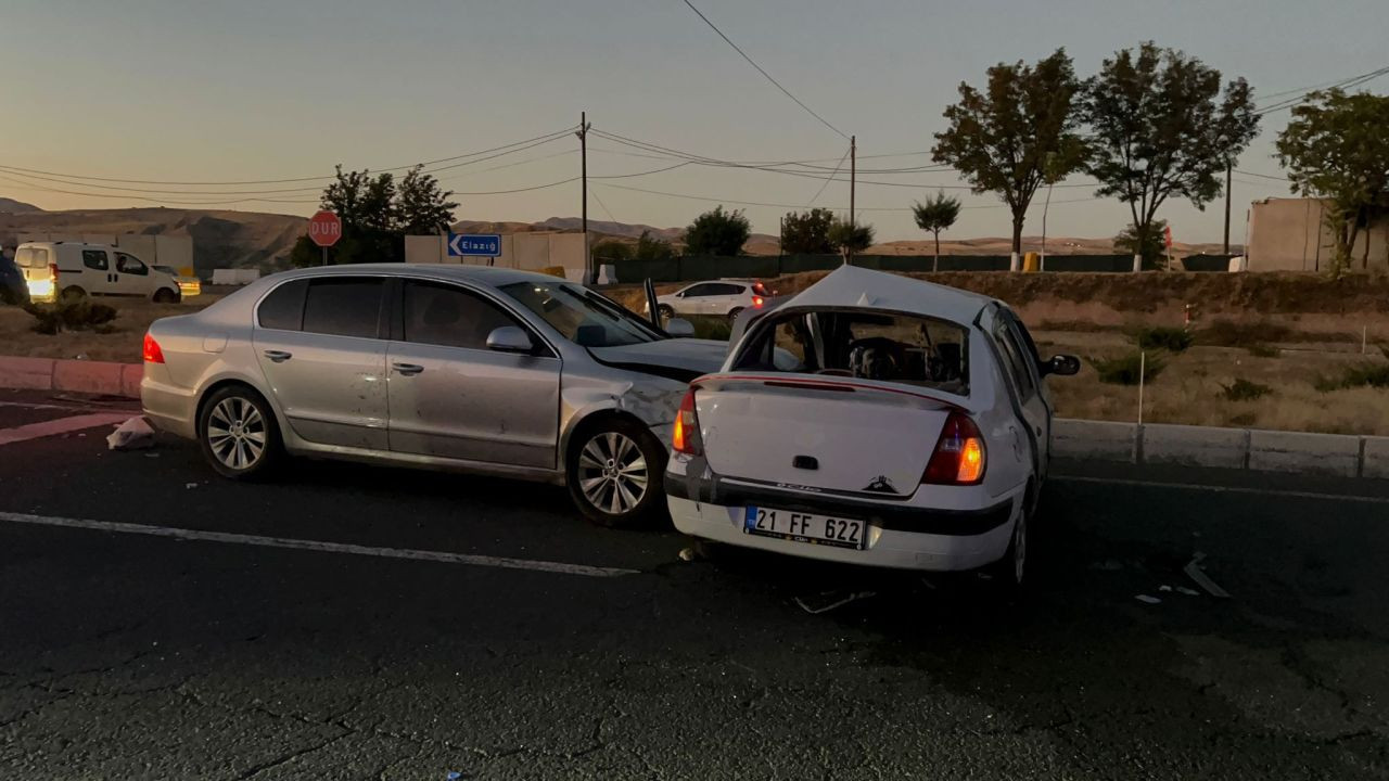 Elazığ'da İki Otomobil Çarpıştı: 8 Kişi Yaralandı - Sayfa 6