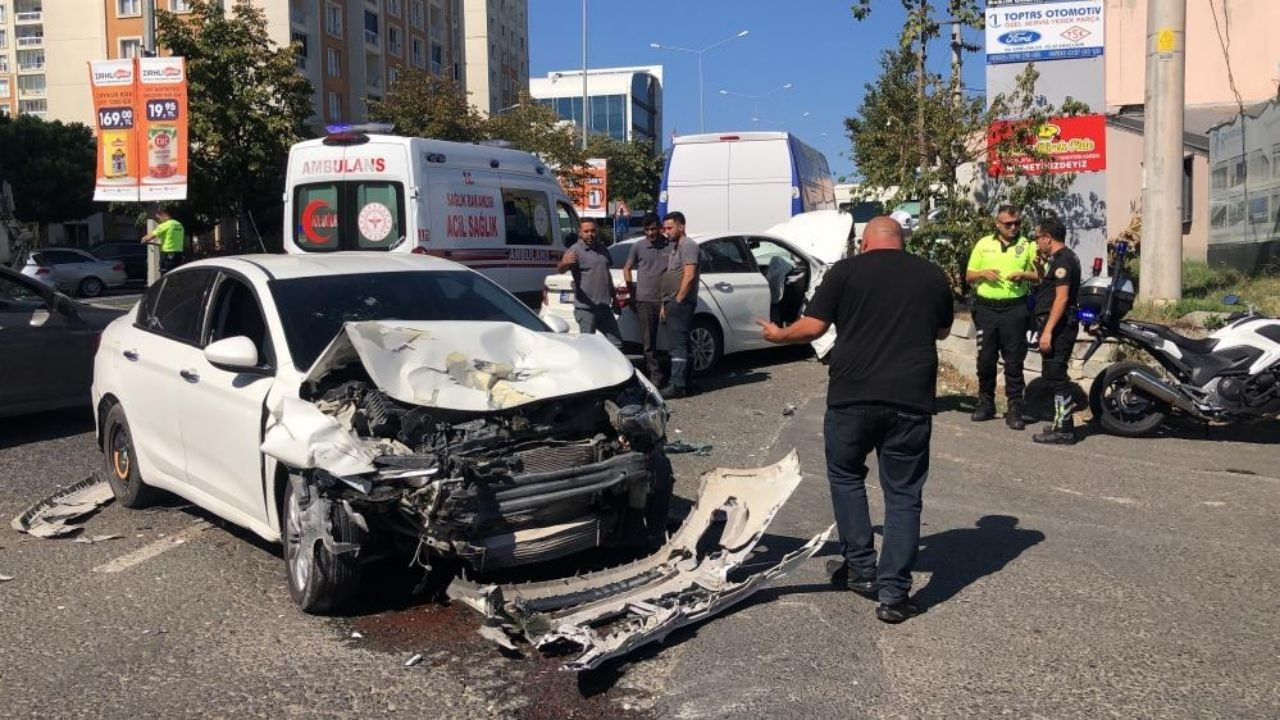 Tekirdağ'da İki Otomobil Çarpıştı:  1'i Ağır, 3 Yaralı