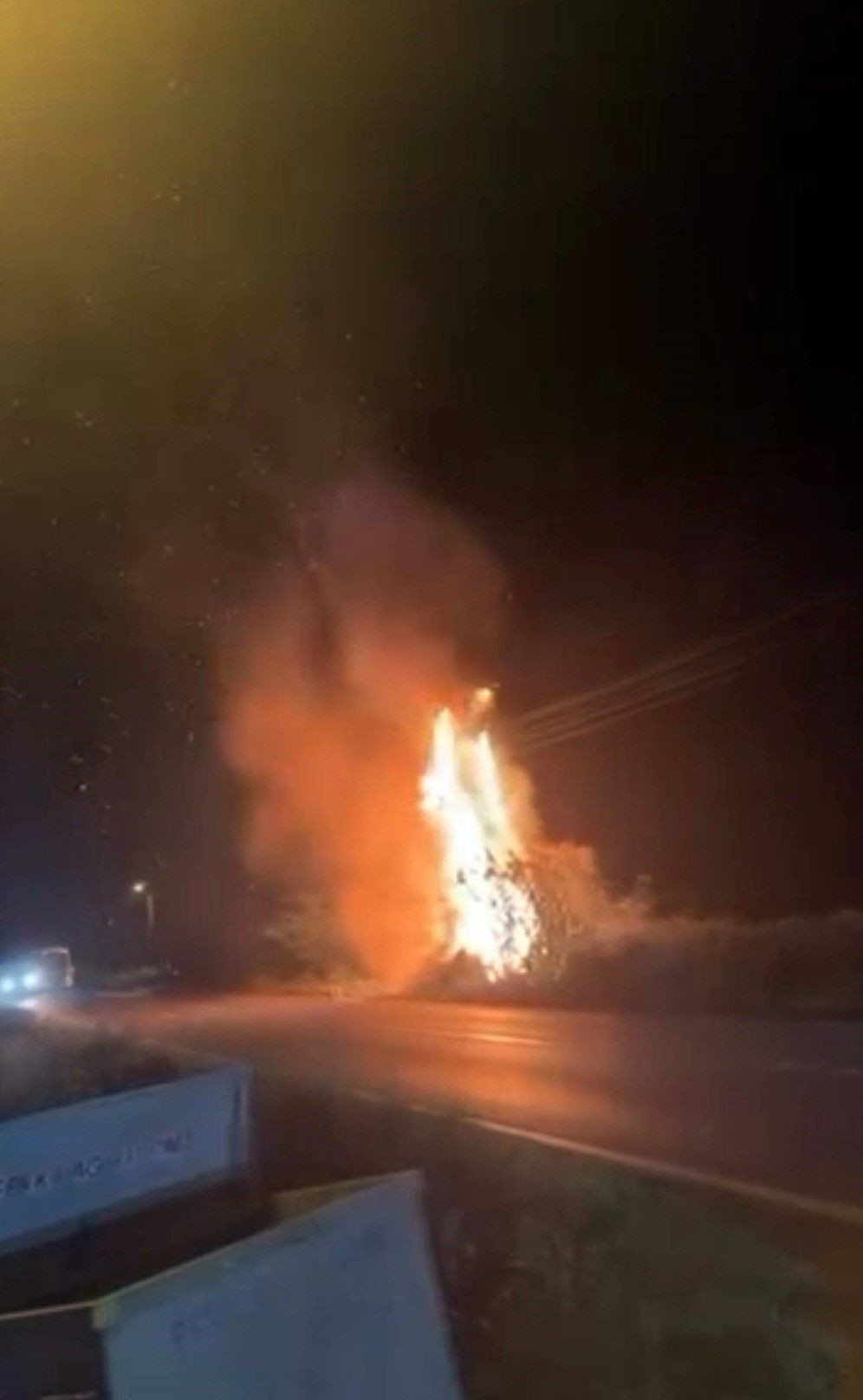 Kontrolden çıkarak yol kenarına uçan araç alev topuna döndü: 2 yaralı - Sayfa 4