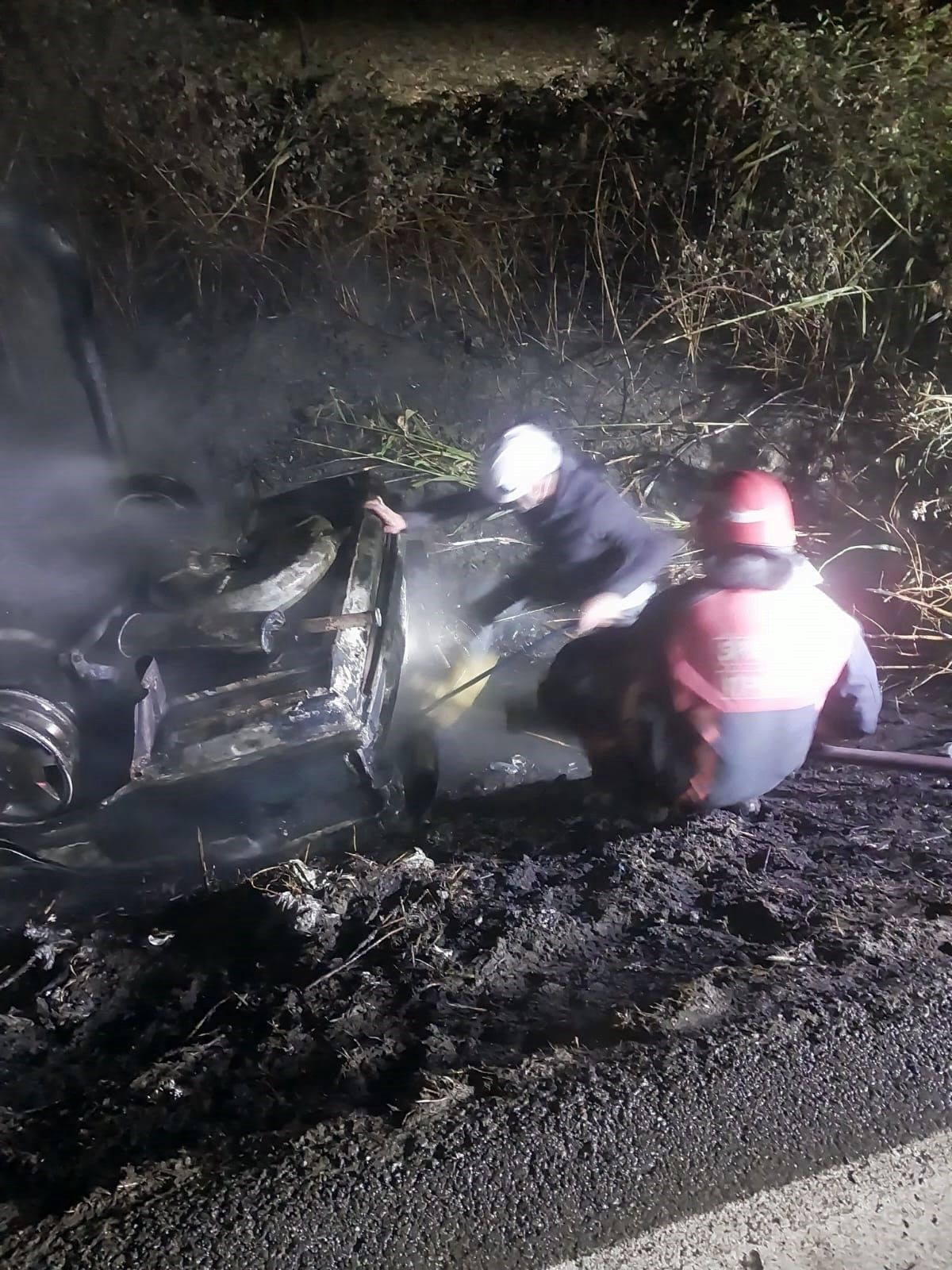 Kontrolden çıkarak yol kenarına uçan araç alev topuna döndü: 2 yaralı - Sayfa 2