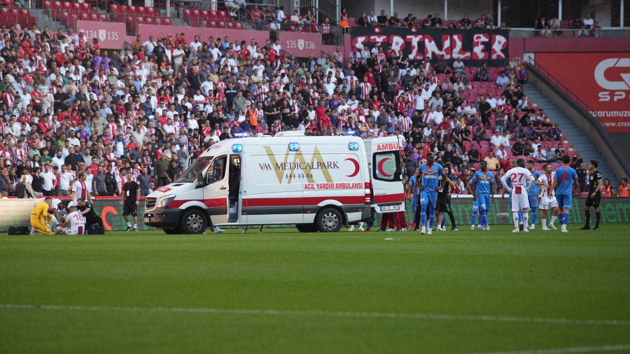 Göztepeli futbolcu Solet, ambulansla hastaneye kaldırıldı