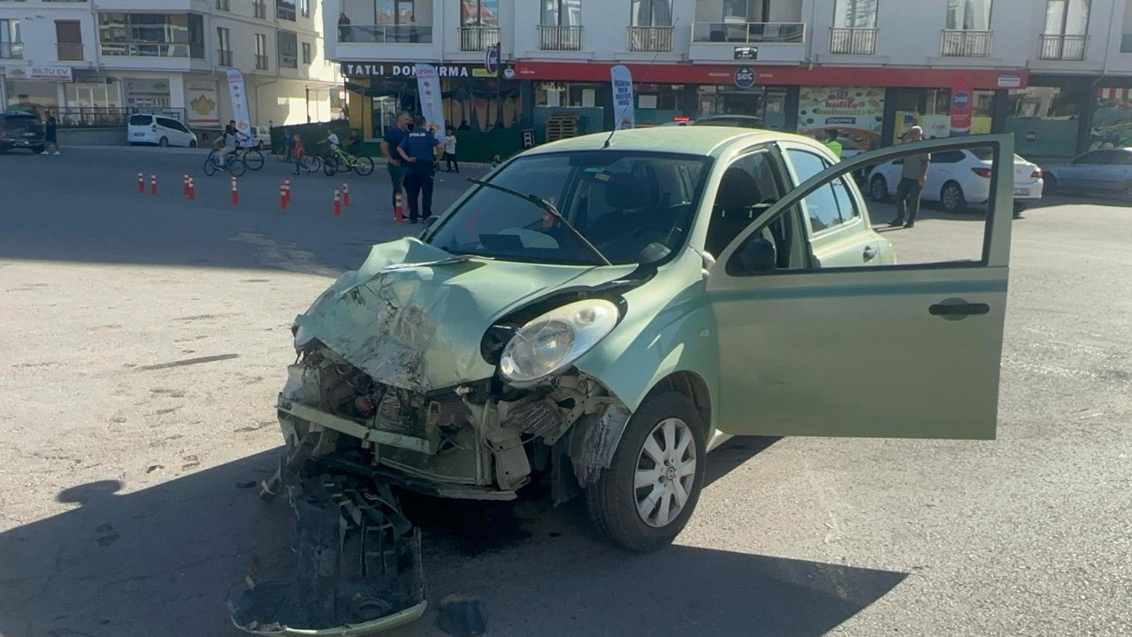 Aksaray’da Kamyon ve Otomobil Çarpıştı: 2 Kişi Yaralandı