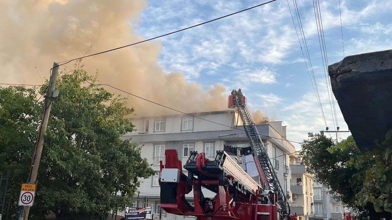 Mangal Yangını: Çatı Alev Alev Oldu, İtfaiye Müdahale Etti