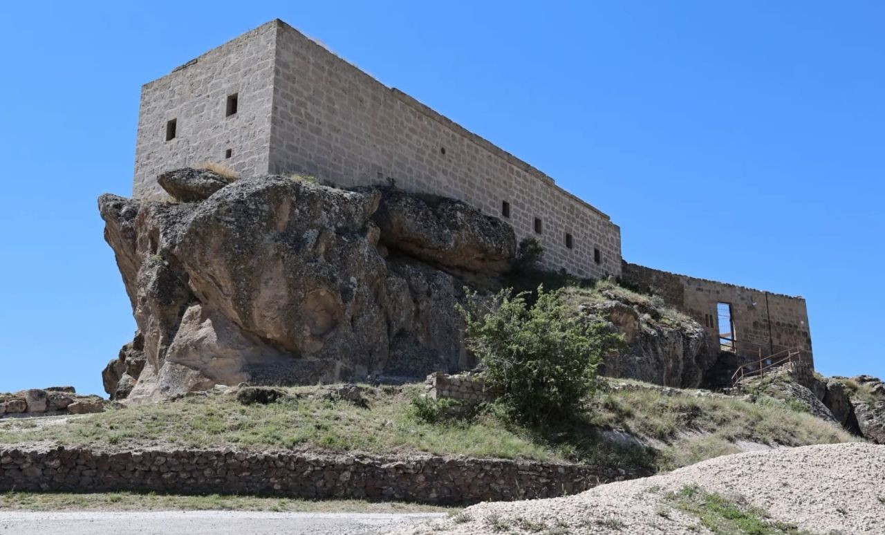 Kaya Üzerindeki Yüksek Kilise Ziyaretçilerin İlgi Odağı Oldu - Sayfa 4