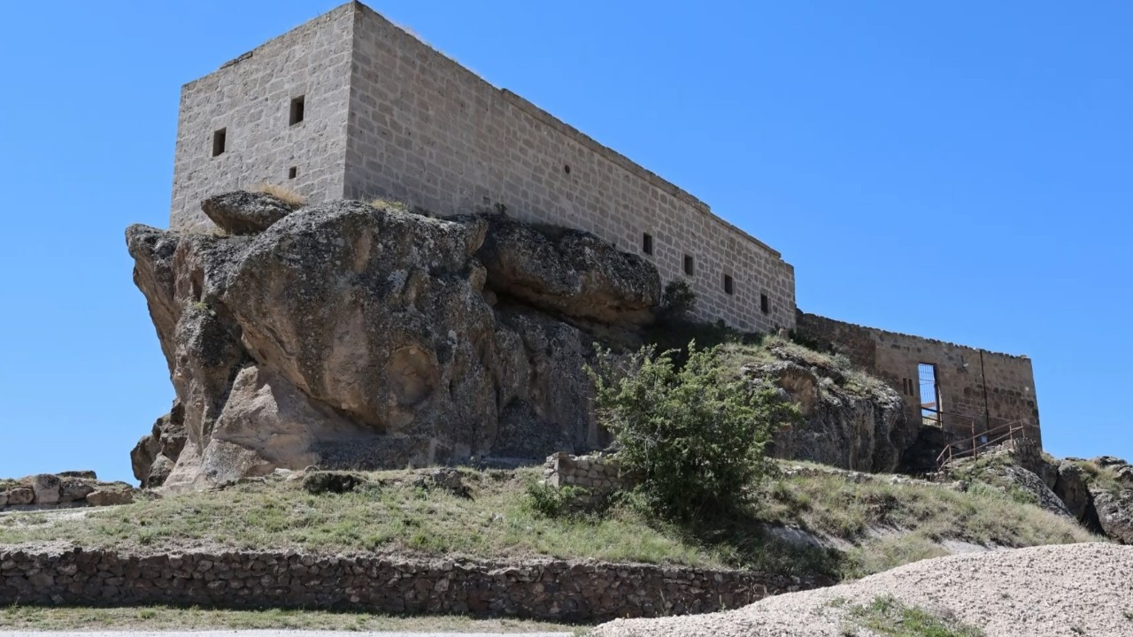 Kaya Üzerindeki Yüksek Kilise Ziyaretçilerin İlgi Odağı Oldu