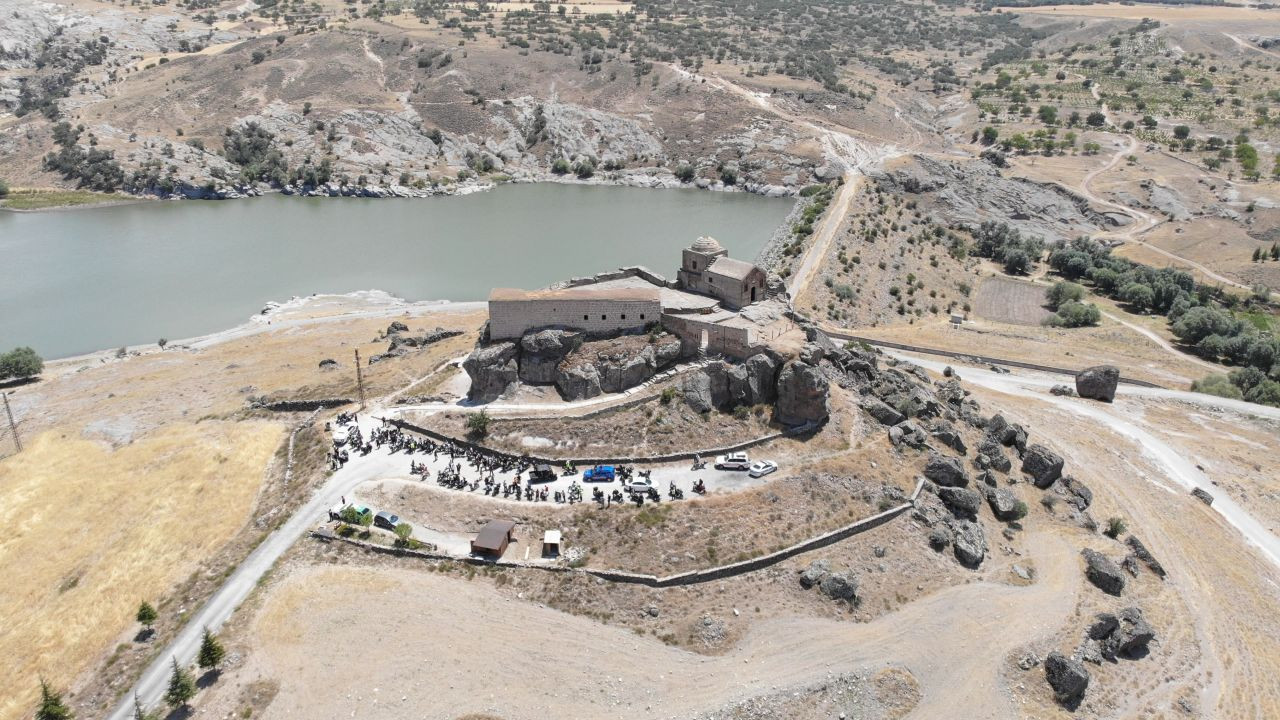 Kaya Üzerindeki Yüksek Kilise Ziyaretçilerin İlgi Odağı Oldu - Sayfa 5