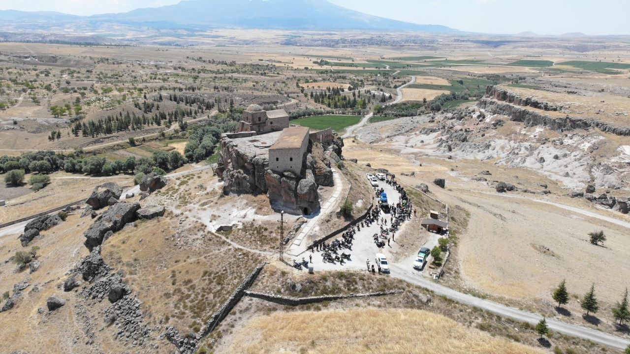 Kaya Üzerindeki Yüksek Kilise Ziyaretçilerin İlgi Odağı Oldu - Sayfa 6