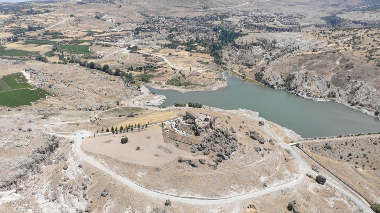 Kaya Üzerindeki Yüksek Kilise Ziyaretçilerin İlgi Odağı Oldu - Sayfa 7