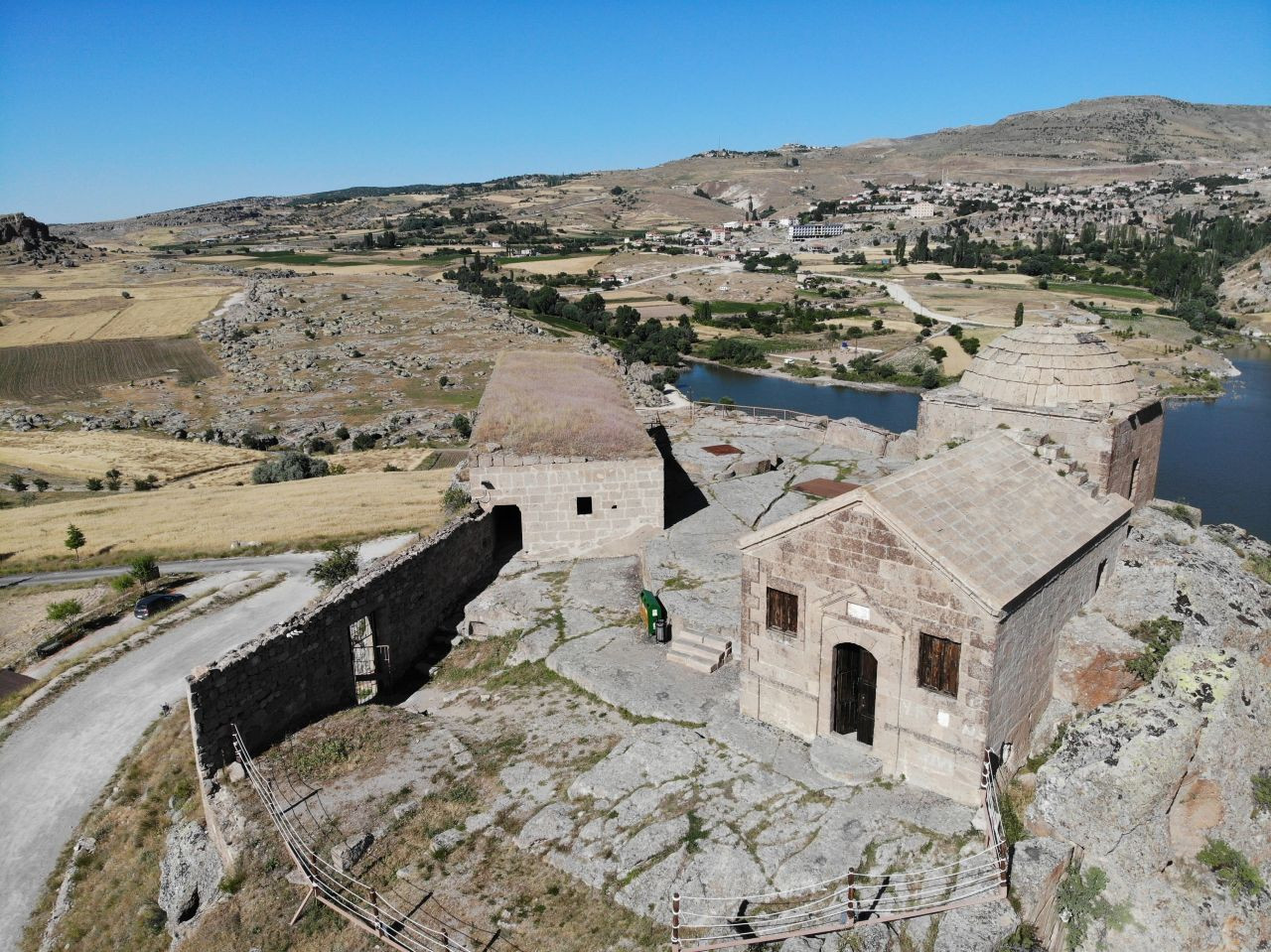 Kaya Üzerindeki Yüksek Kilise Ziyaretçilerin İlgi Odağı Oldu - Sayfa 8