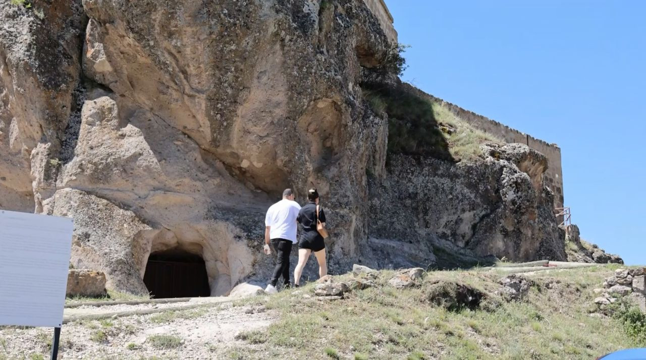 Kaya Üzerindeki Yüksek Kilise Ziyaretçilerin İlgi Odağı Oldu - Sayfa 2