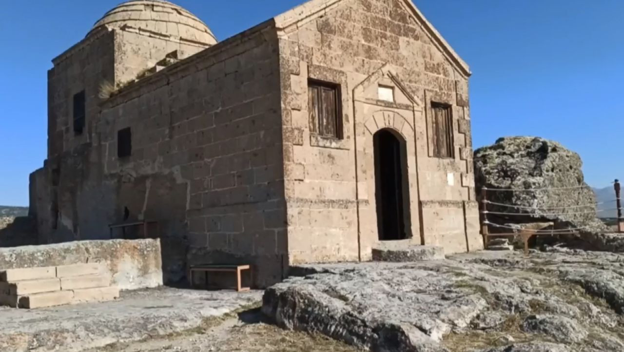 Kaya Üzerindeki Yüksek Kilise Ziyaretçilerin İlgi Odağı Oldu - Sayfa 1