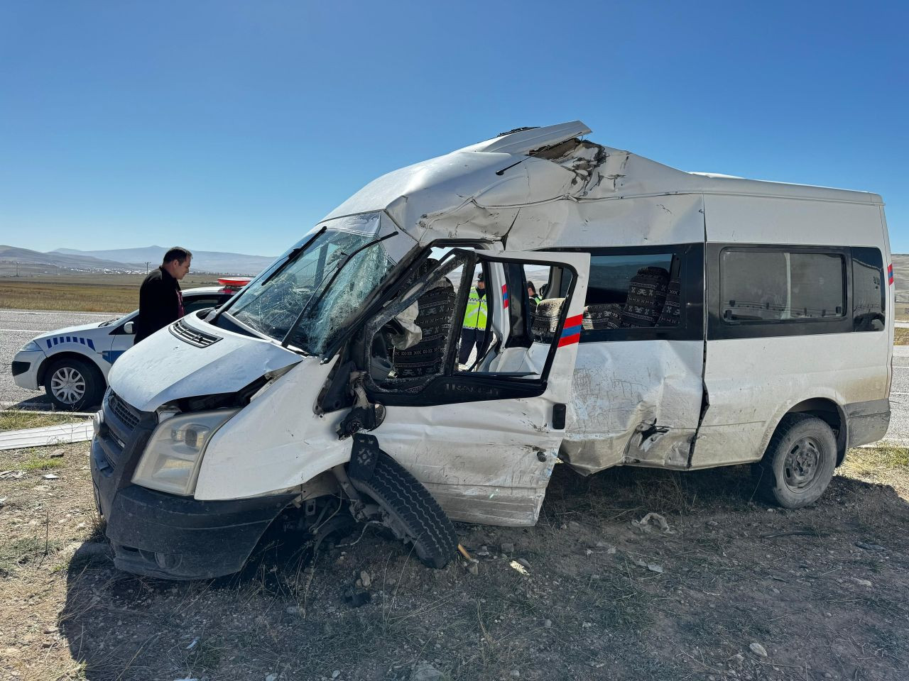 Ağrı'da Kontrolsüz Minibüs Kazası: 1’i Ağır, 3 Yaralı - Sayfa 1