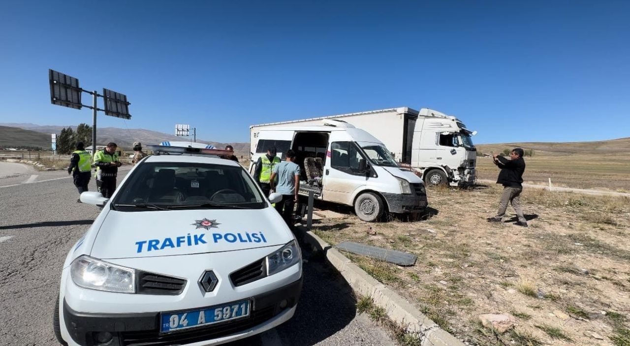 Ağrı'da Kontrolsüz Minibüs Kazası: 1’i Ağır, 3 Yaralı - Sayfa 3