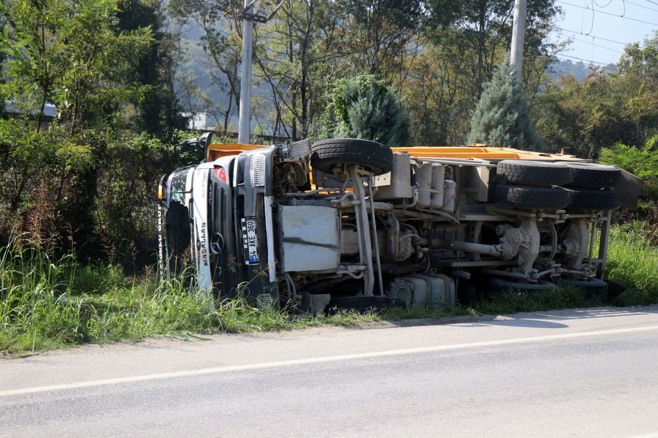 Sakarya'da Toprak Yüklü Kamyon Devrildi: 1 Yaralı - Sayfa 1