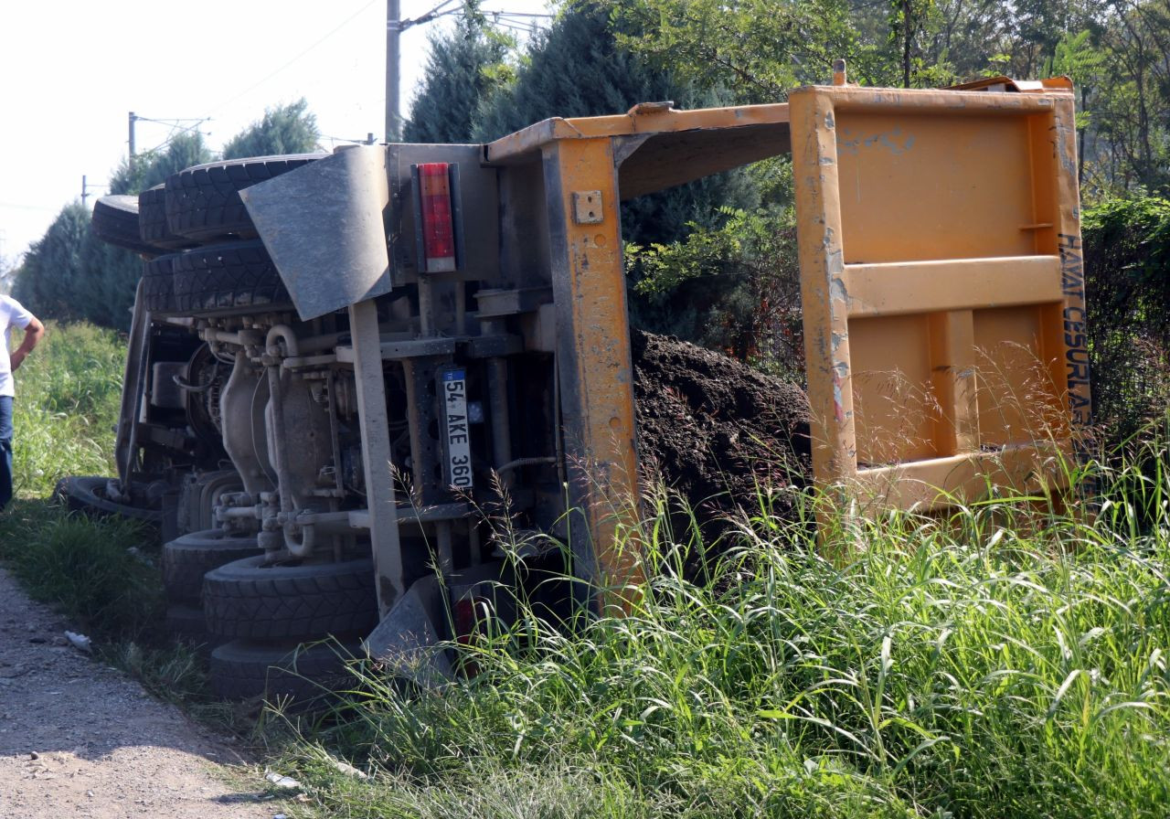 Sakarya'da Toprak Yüklü Kamyon Devrildi: 1 Yaralı - Sayfa 2