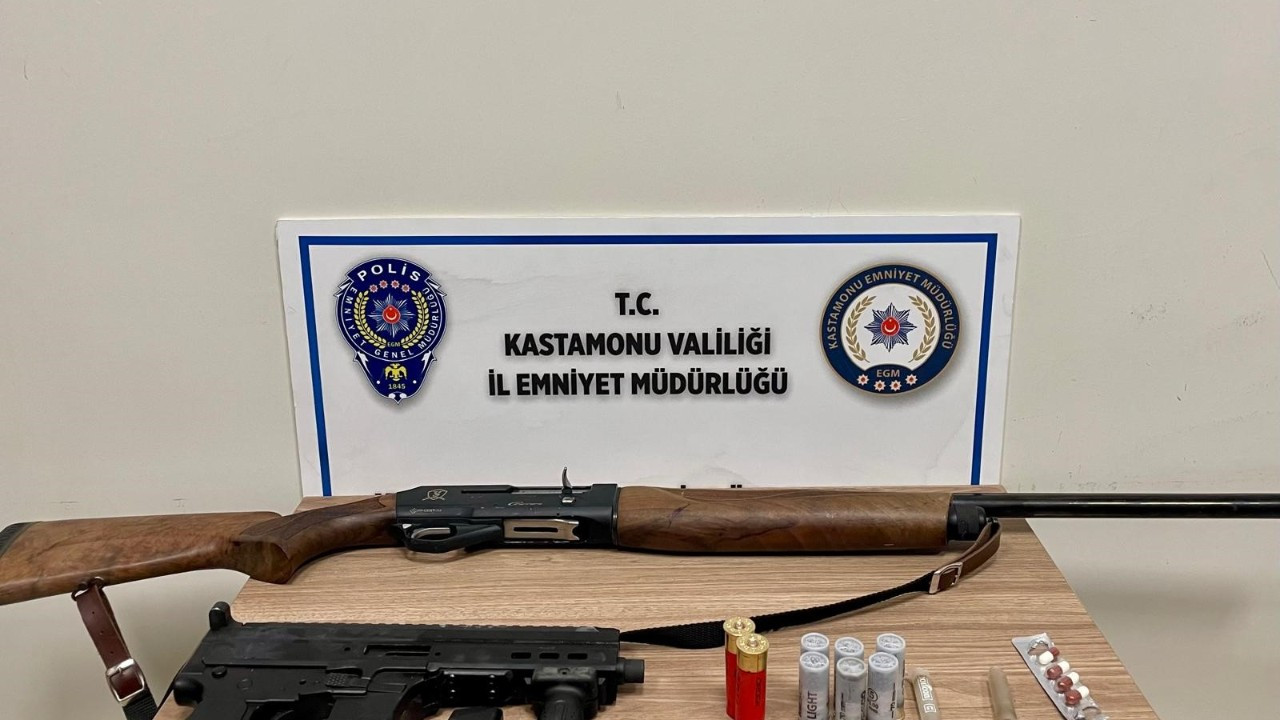 Kastamonu'da Durdurulan Araçta Uzi ve Uyuşturucu Ele Geçirildi