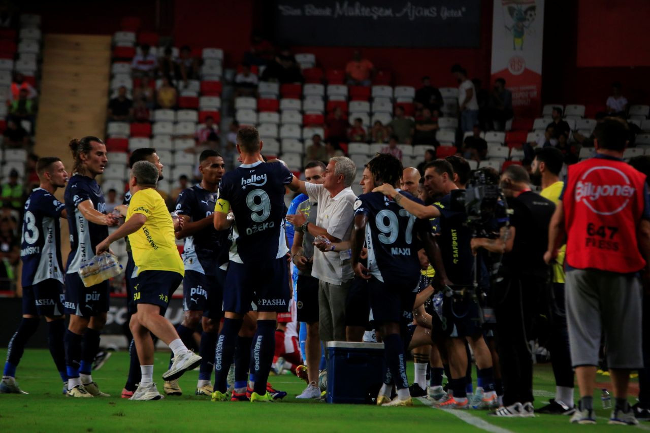 Antalyaspor - Fenerbahçe Maçında İlk Yarı: 0-0 - Sayfa 3