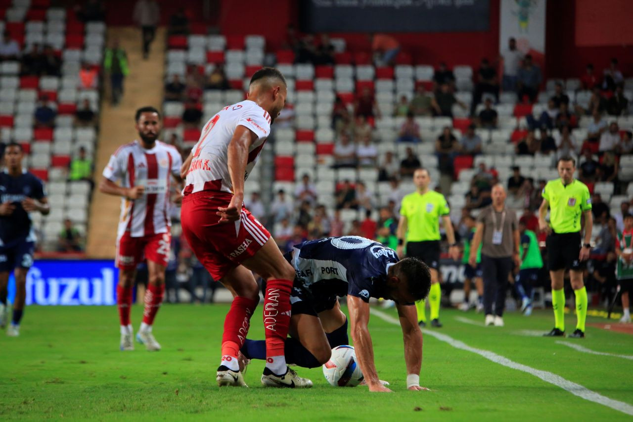 Antalyaspor - Fenerbahçe Maçında İlk Yarı: 0-0 - Sayfa 11