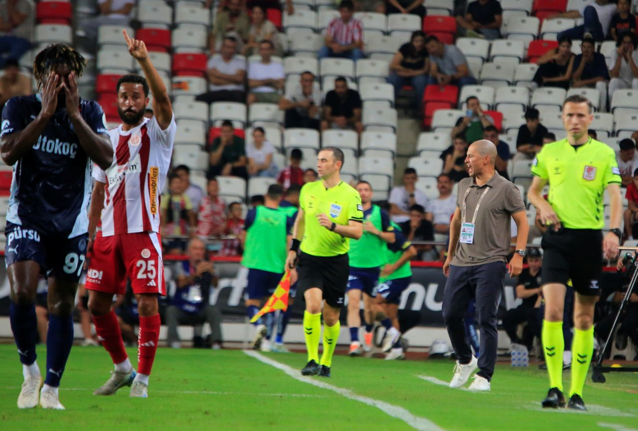 Antalyaspor - Fenerbahçe Maçında İlk Yarı: 0-0 - Sayfa 14