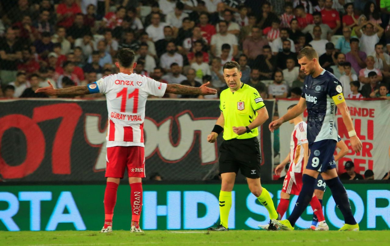 Fenerbahçe, Antalyaspor'u 2-0 Mağlup Ederek 3 Puanı Kaptı - Sayfa 10