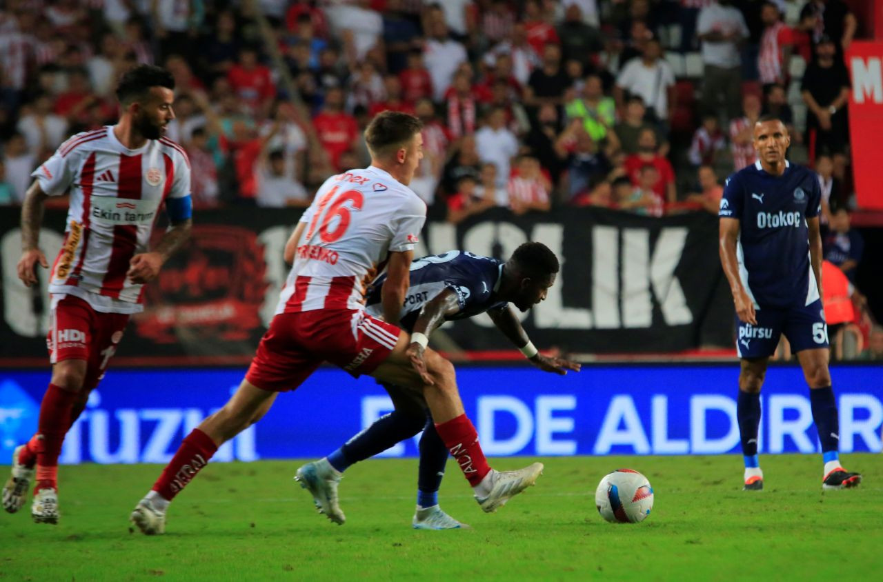 Fenerbahçe, Antalyaspor'u 2-0 Mağlup Ederek 3 Puanı Kaptı - Sayfa 13