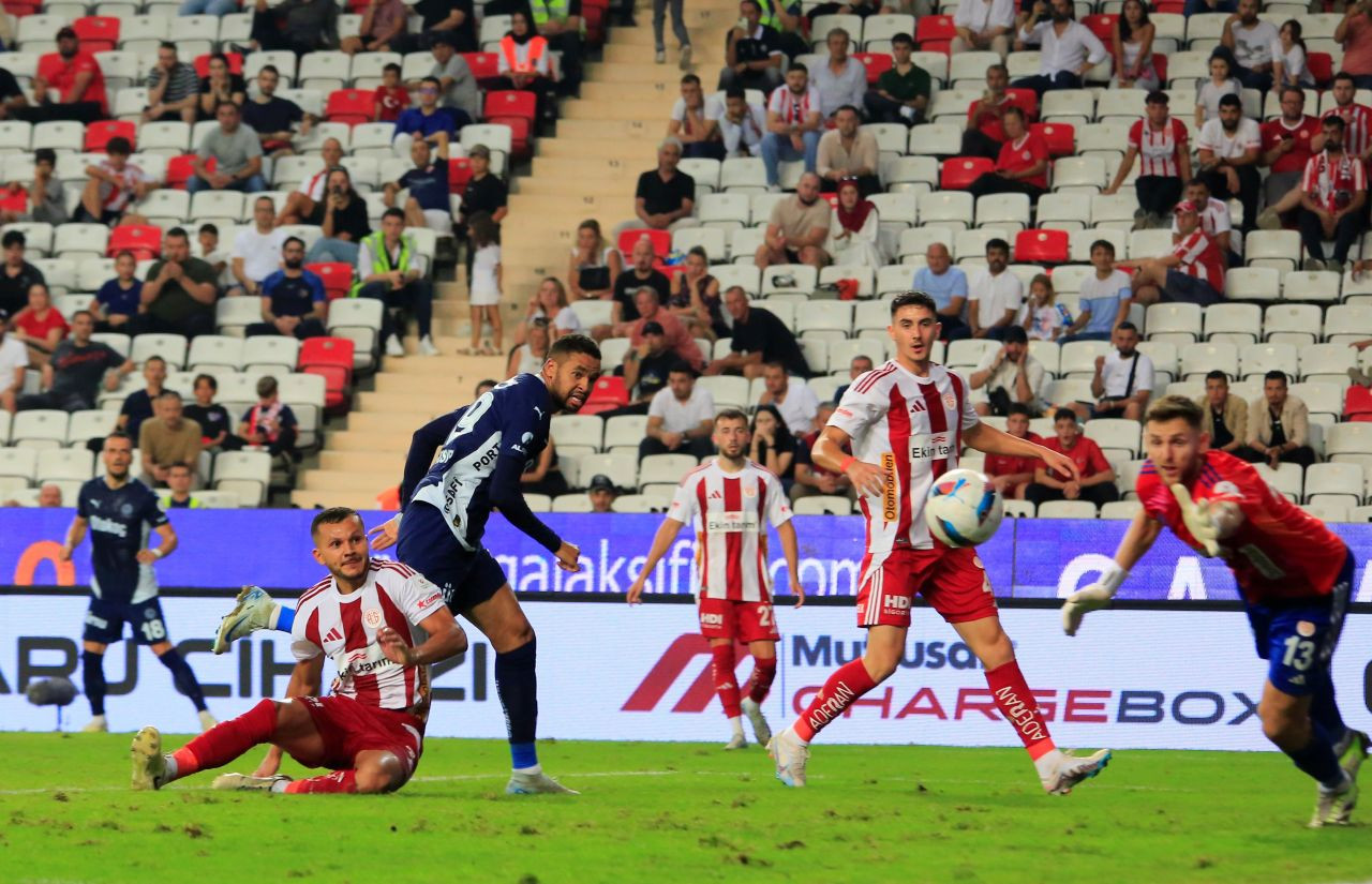 Fenerbahçe, Antalyaspor'u 2-0 Mağlup Ederek 3 Puanı Kaptı - Sayfa 14