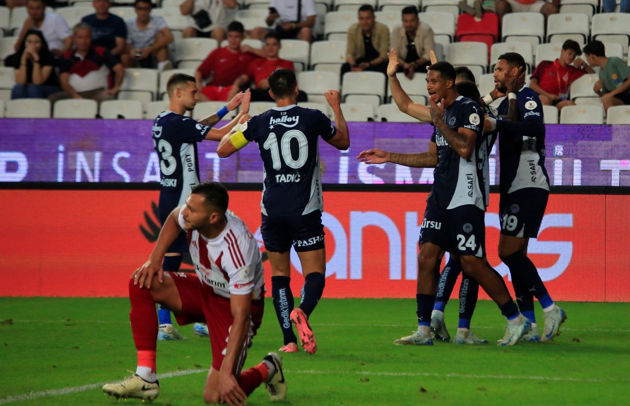 Fenerbahçe, Antalyaspor'u 2-0 Mağlup Ederek 3 Puanı Kaptı - Sayfa 15