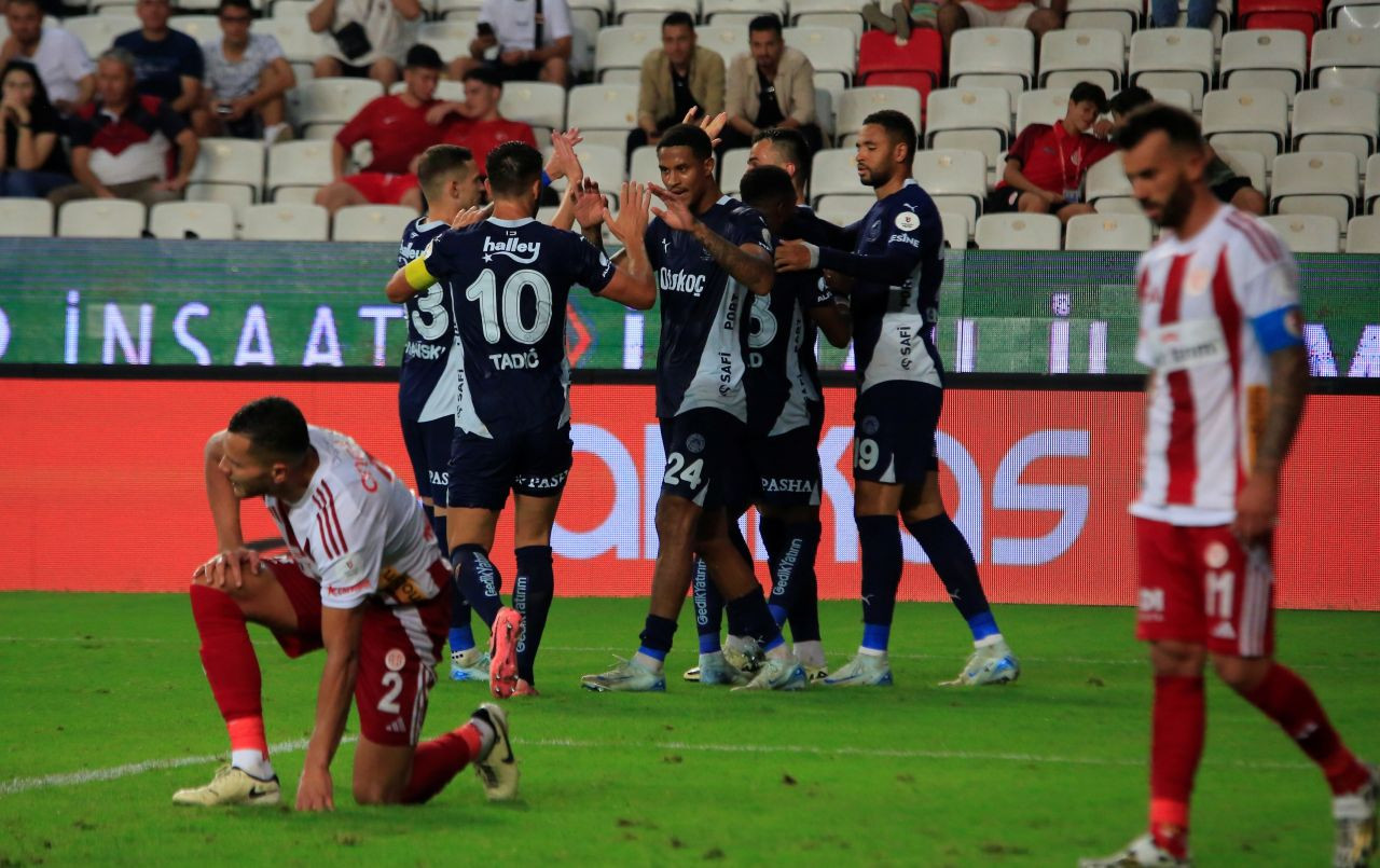 Fenerbahçe, Antalyaspor'u 2-0 Mağlup Ederek 3 Puanı Kaptı - Sayfa 16