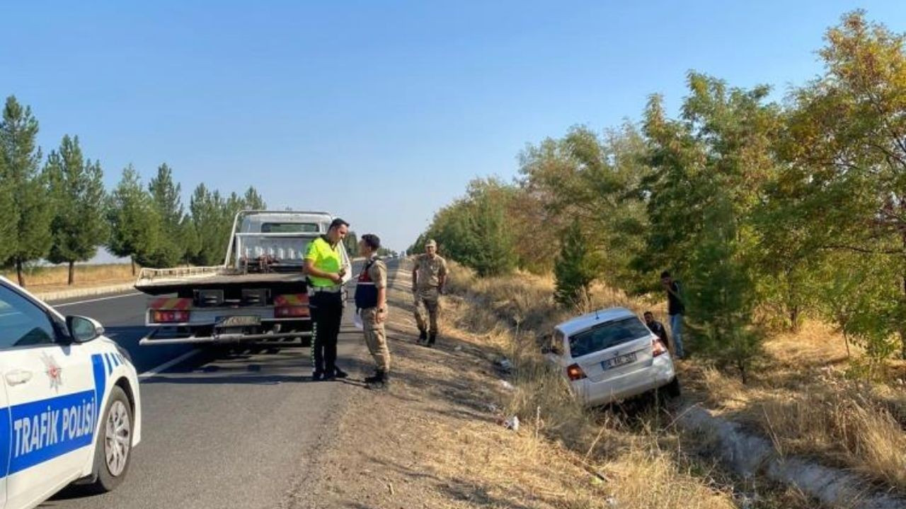 Diyarbakır'da Yolda Kontrolü Kaybeden Araçta 3 Kişi Yaralandı