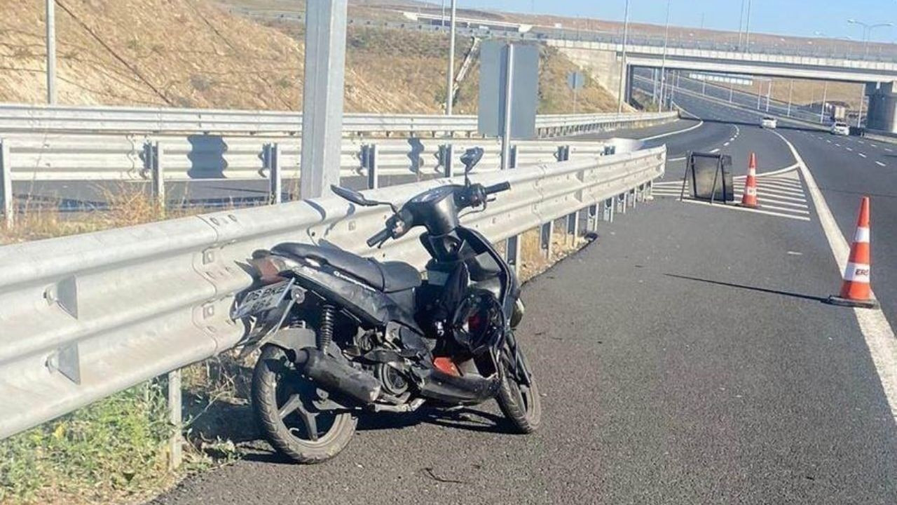 Kontrolden Çıkan Motosiklet Bariyerlere Çarptı: 1 Yaralı