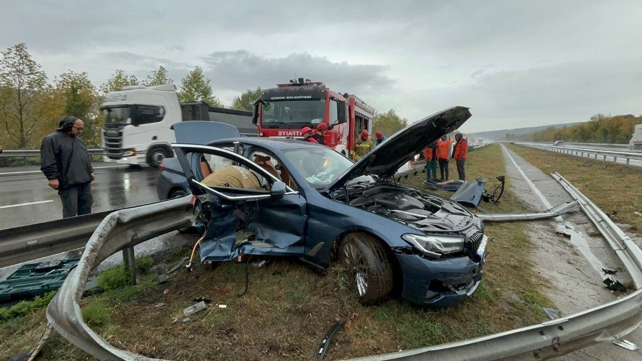 Otoyolda bariyerleri yerinden söken lüks otomobil hurdaya döndü