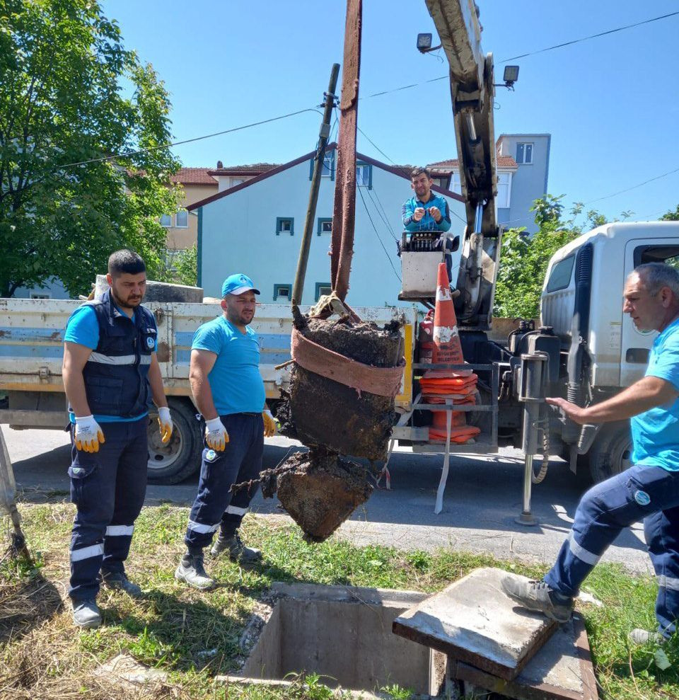 SASKİ’den Kanalizasyon ve Yağmursuyu Hatlarında Temizlik: Araç Lastiği ve Beton Parçaları Çıktı - Sayfa 1