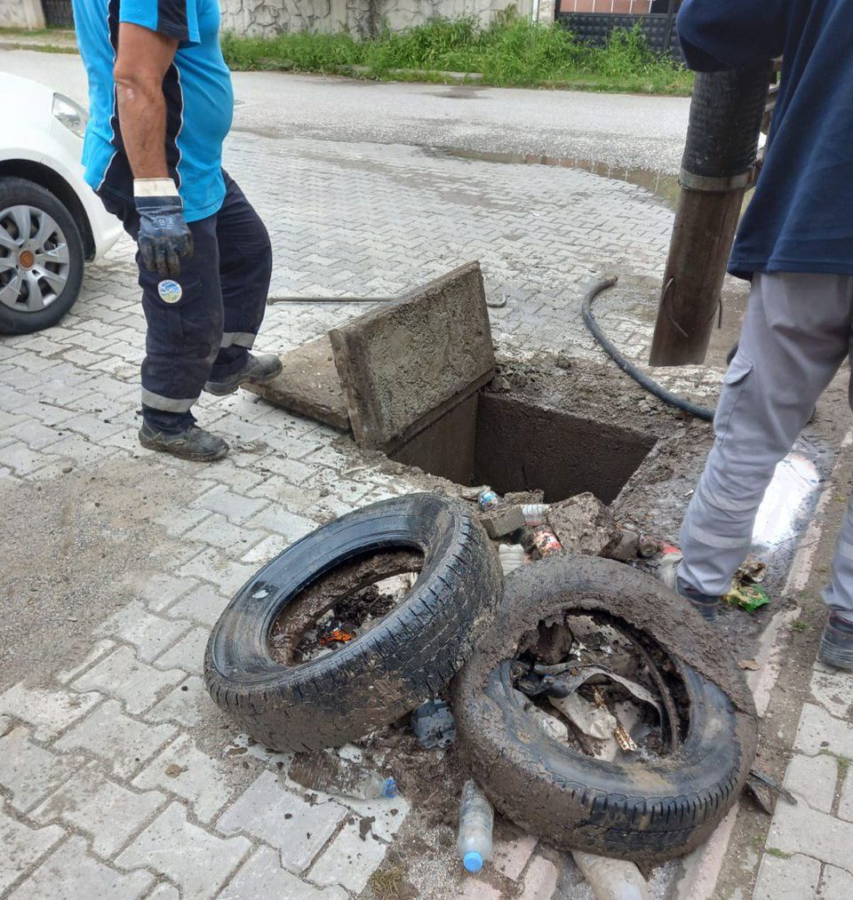 SASKİ’den Kanalizasyon ve Yağmursuyu Hatlarında Temizlik: Araç Lastiği ve Beton Parçaları Çıktı - Sayfa 8