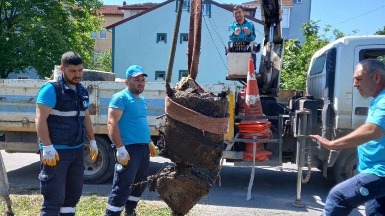 SASKİ’den Kanalizasyon ve Yağmursuyu Hatlarında Temizlik: Araç Lastiği ve Beton Parçaları Çıktı