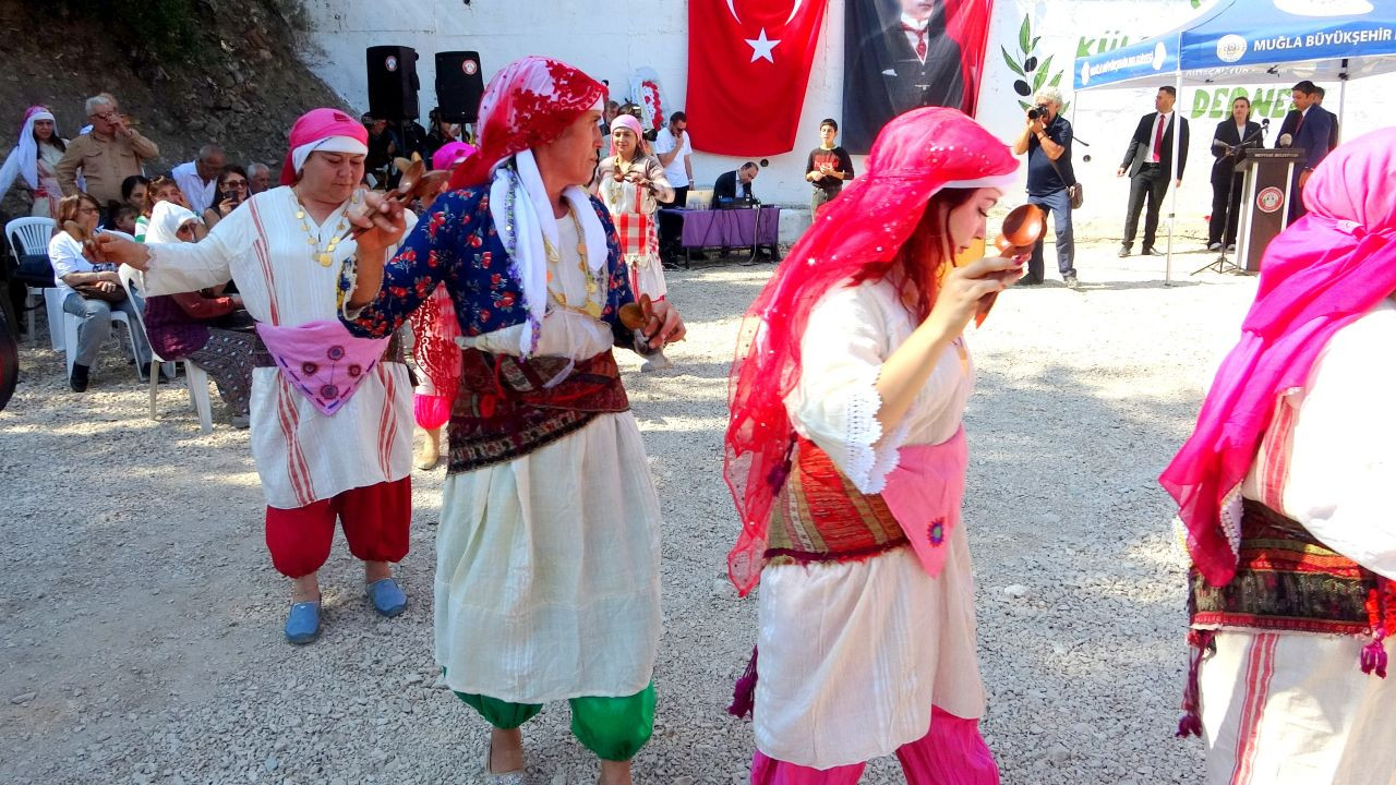 Göktepe'nin kadınları hamur leğenleriyle kültürlerine ritim katıyor - Sayfa 1